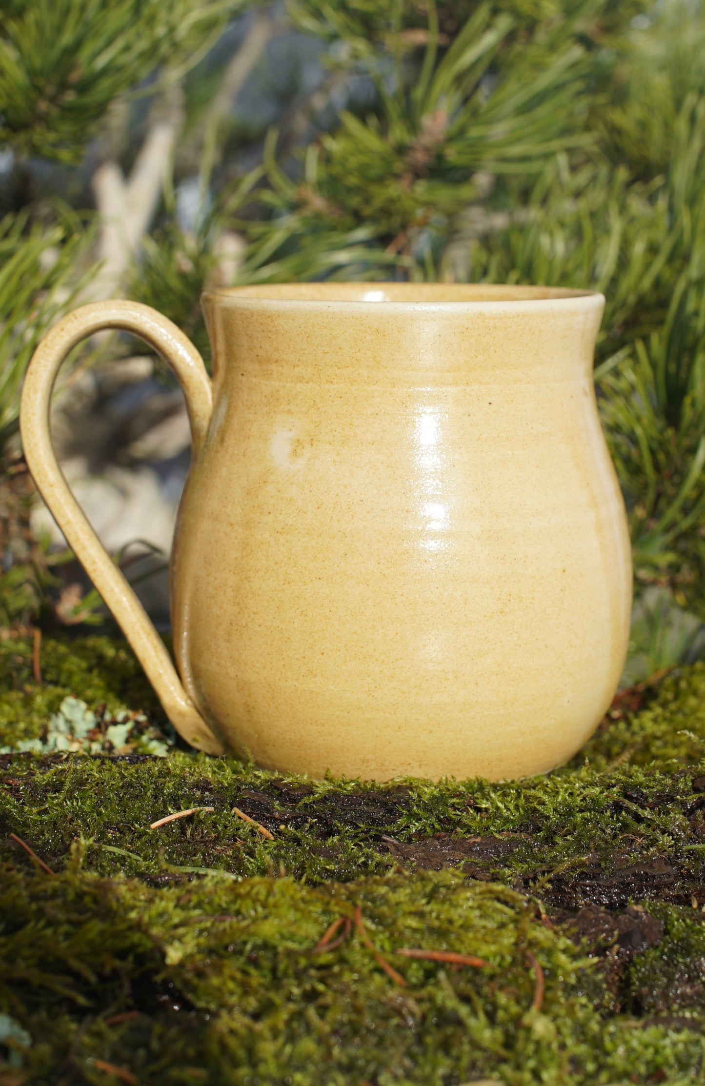 Tasse Triquetra mit Runen Ocker