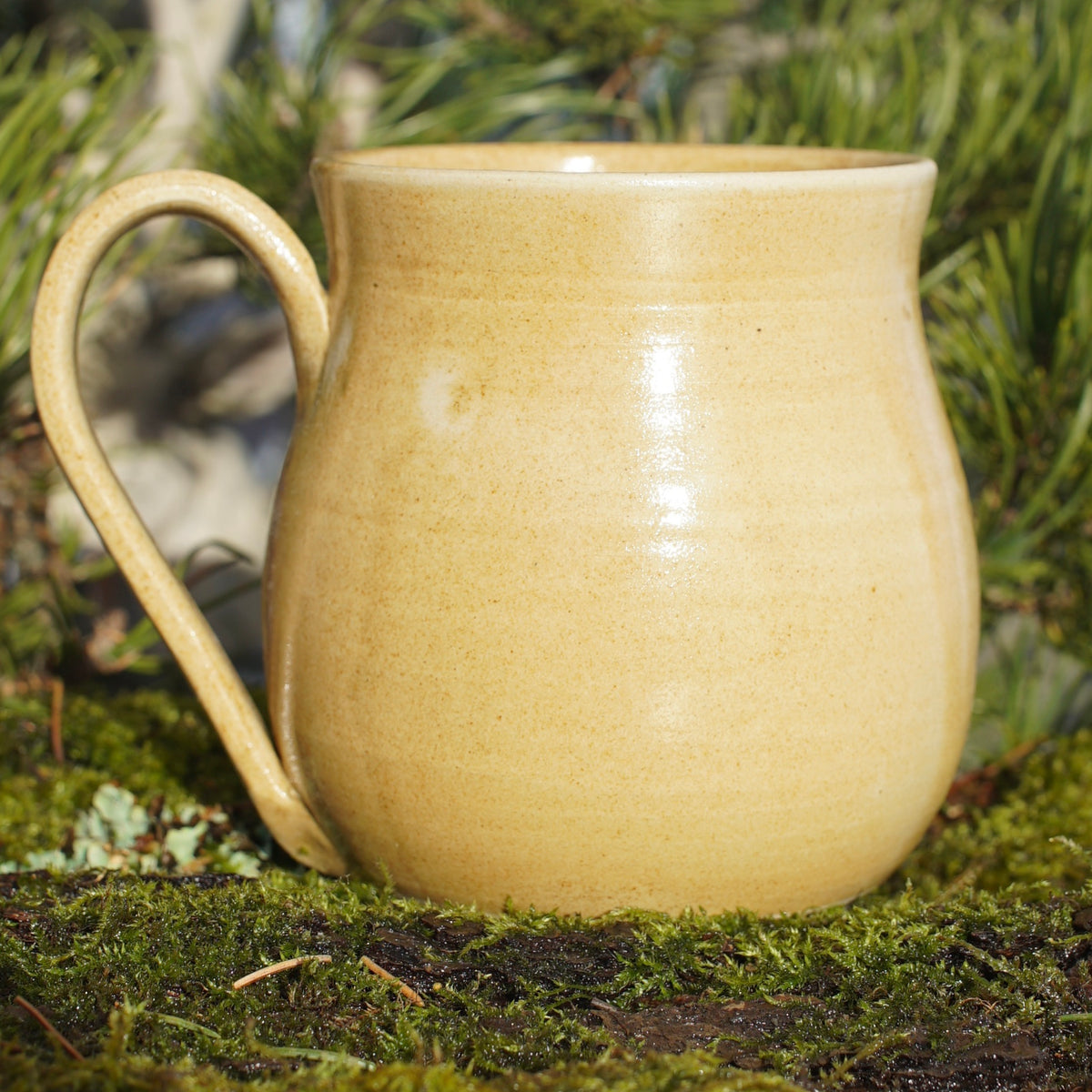 Tasse Triquetra mit Runen Ocker