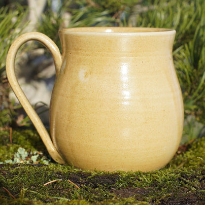 Tasse Triquetra mit Runen Ocker