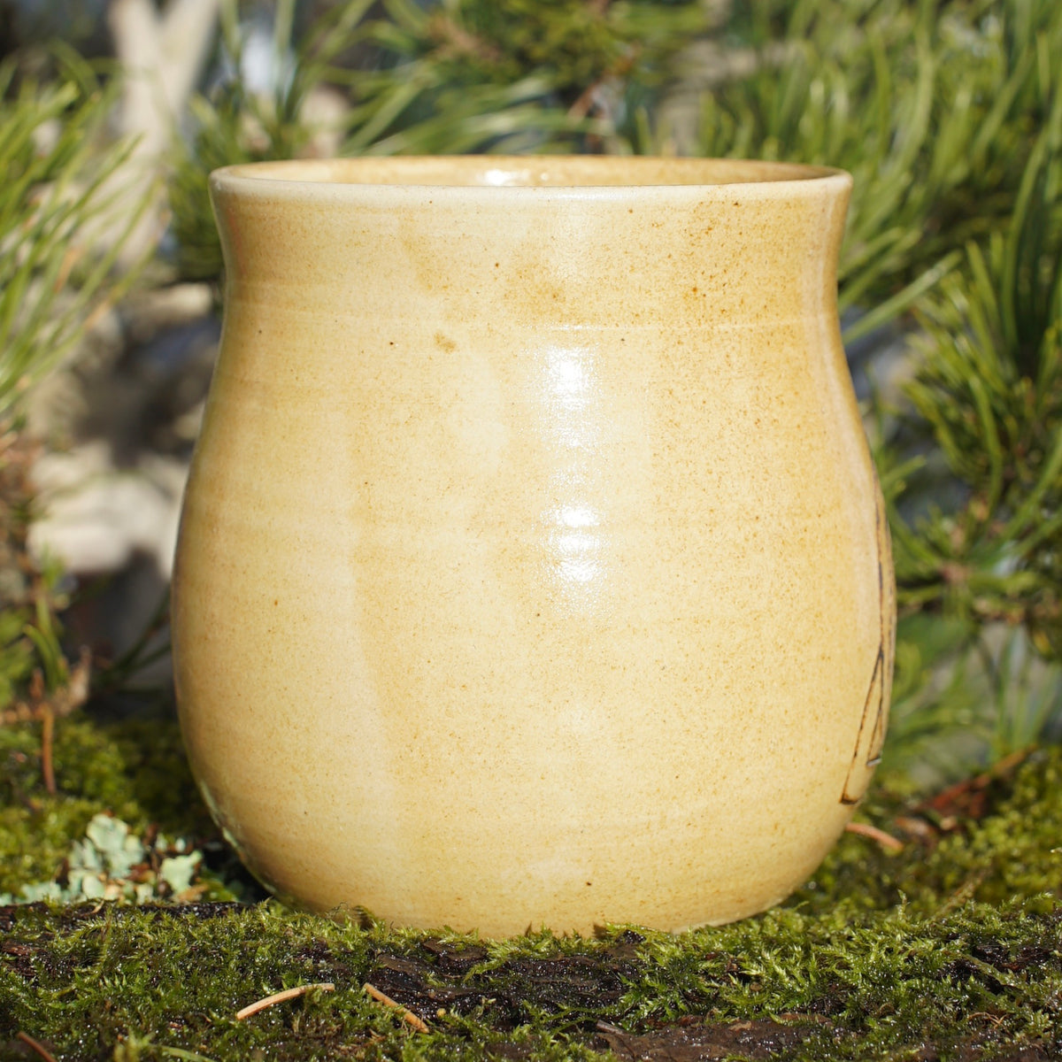 Tasse Triquetra mit Runen Ocker