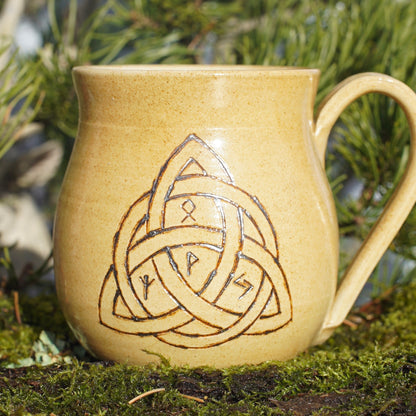 Tasse Triquetra mit Runen Ocker