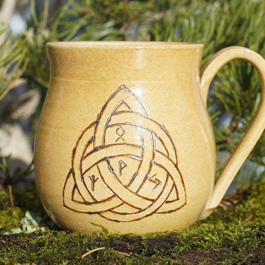 Tasse Triquetra mit Runen Ocker
