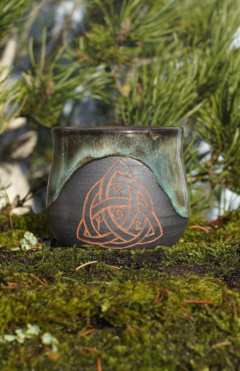 Becher Triquetra mit Runen