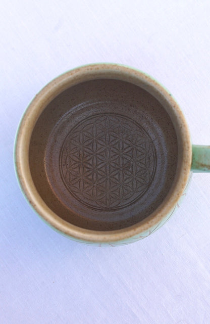 Tasse Fleur de vie vert clair Sgraffito