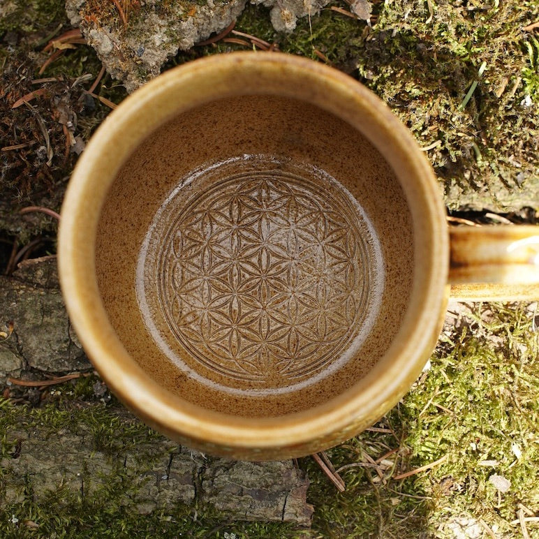 Tasse Triskele in 24 Karat Gold und Runen