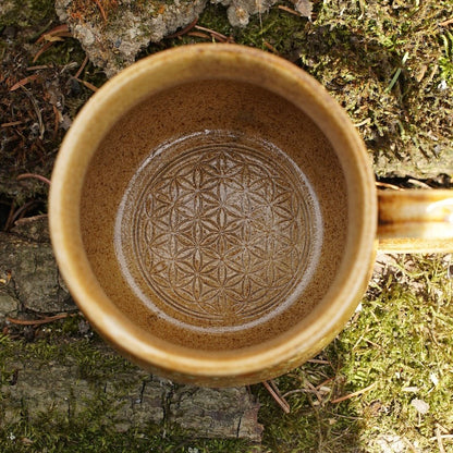 Tasse Triskele in 24 Karat Gold und Runen