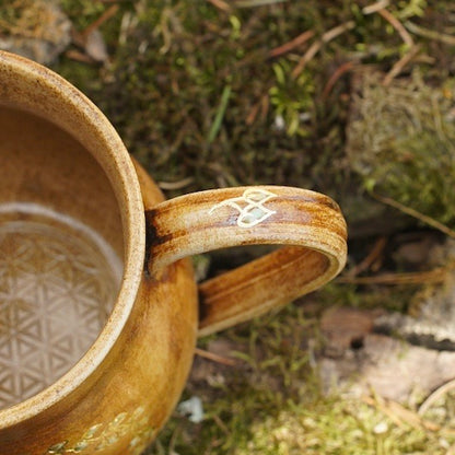 Tasse Triskele in 24 Karat Gold und Runen