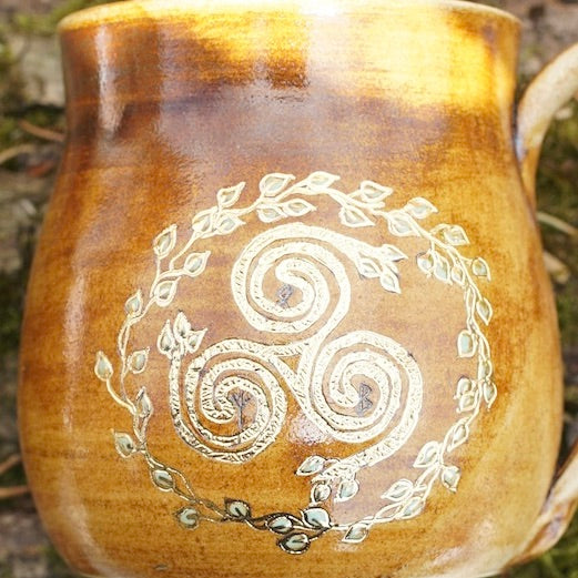 Tasse Triskele in 24 Karat Gold und Runen