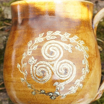 Tasse Triskele in 24 Karat Gold und Runen