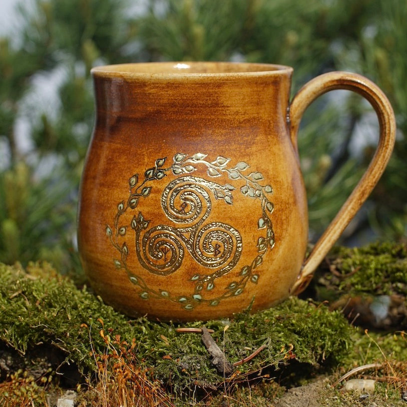 Tasse Triskele in 24 Karat Gold und Runen