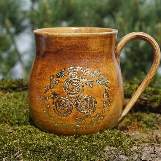 Tasse Triskele in 24 Karat Gold und Runen