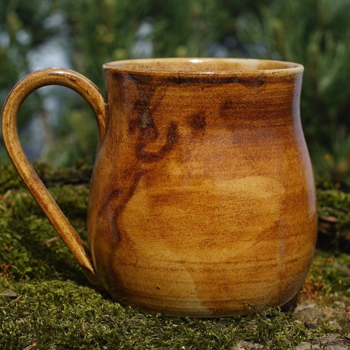 Tasse Triskele in 24 Karat Gold und Runen