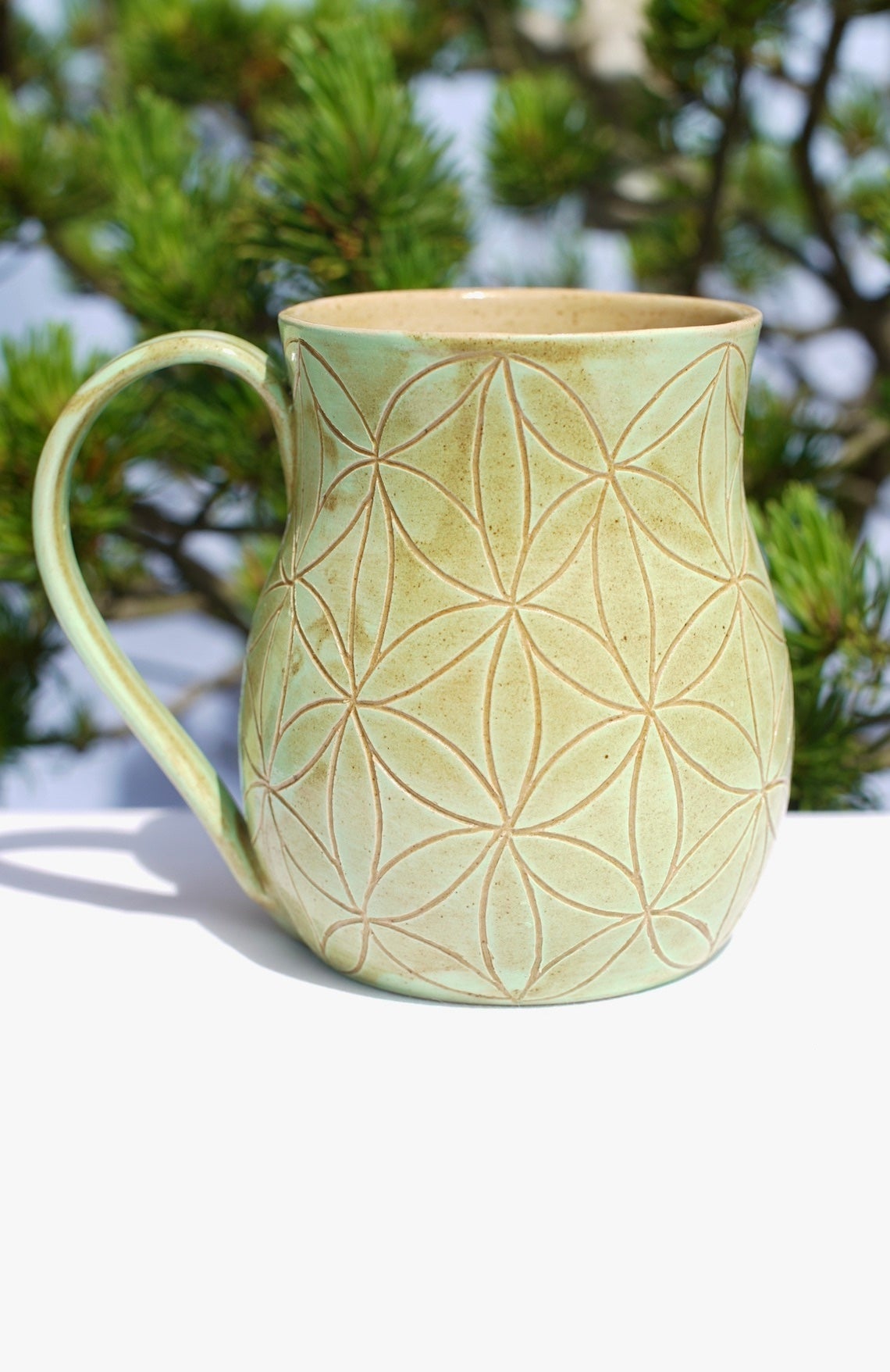 Tasse Blume des Lebens hellgrün Sgraffito