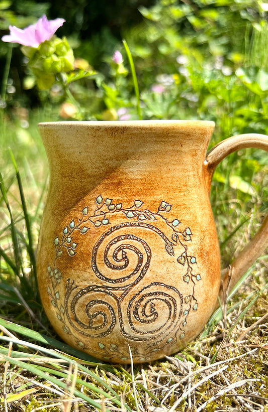 Tasse Triskele und Berkana-Rune