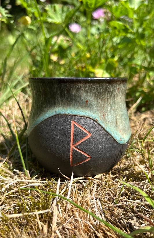 Becher Berkana-Rune