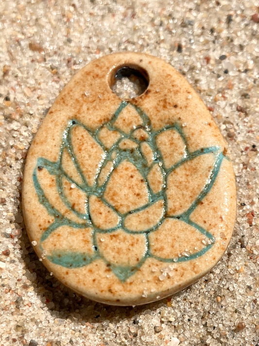 Amulett Lotus Jade klein