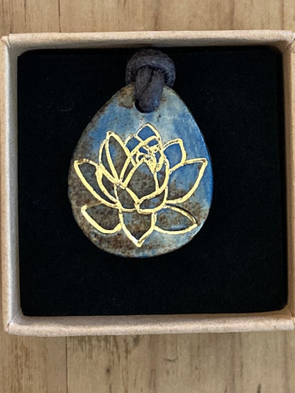 Amulette Lotus bleu-or