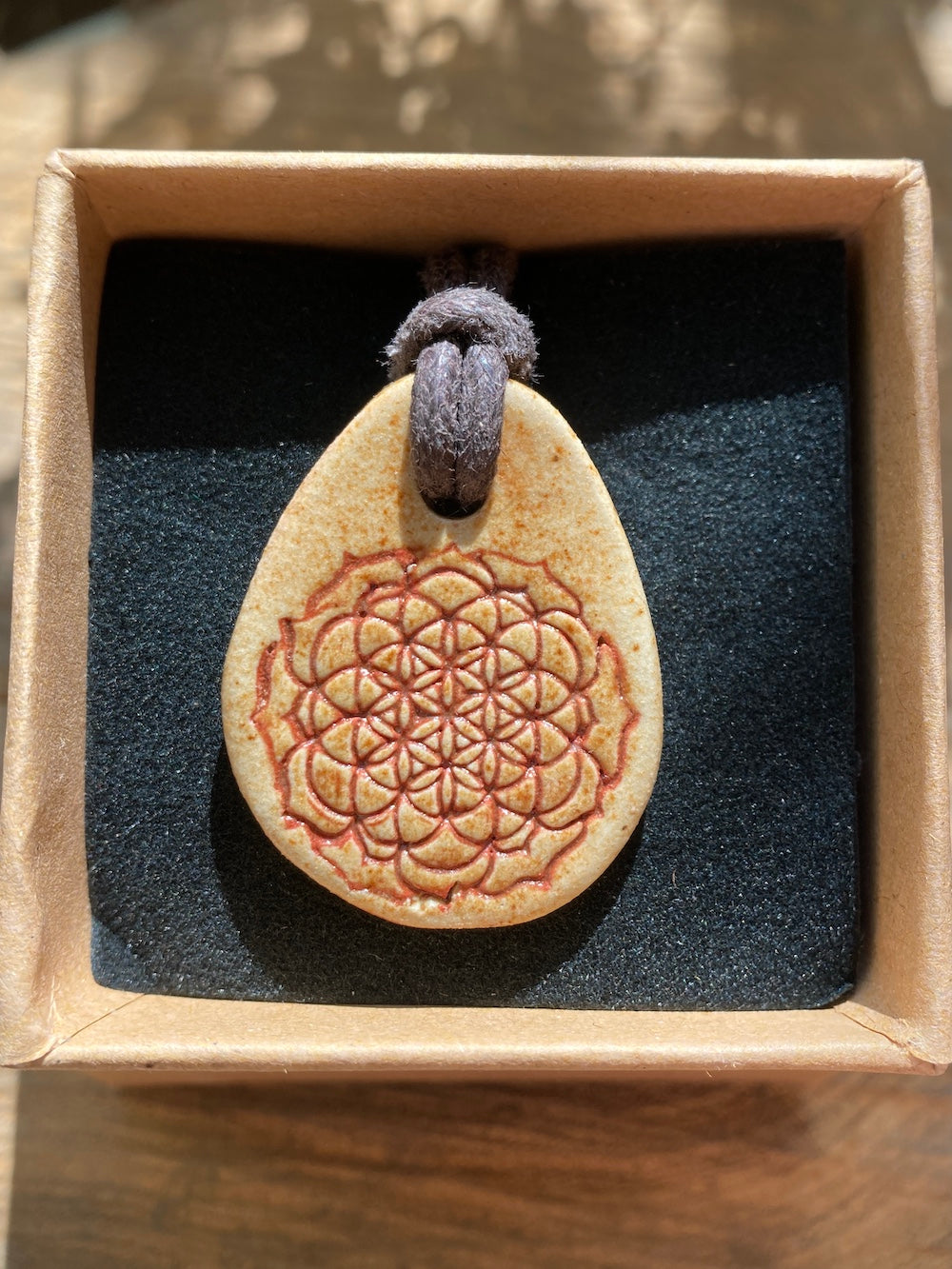 Amulett mit Blüte des Lebens in zimt