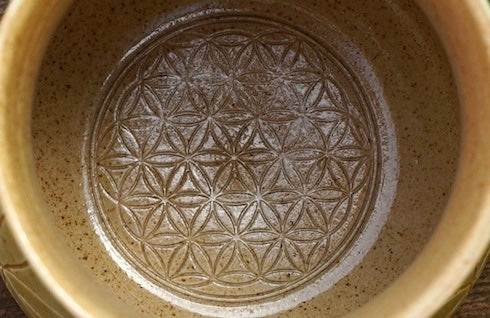 Tasse Blume des Lebens hellgrün Sgraffito