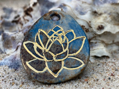 Amulette Lotus bleu-or