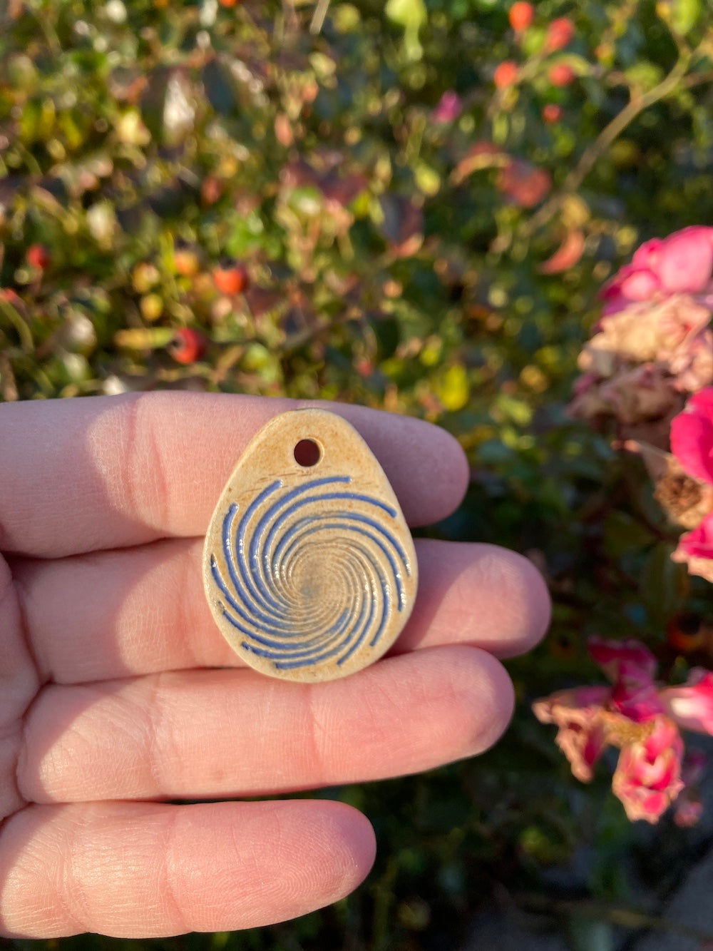 Amulett Spirale blau mit Agnihotra-Asche