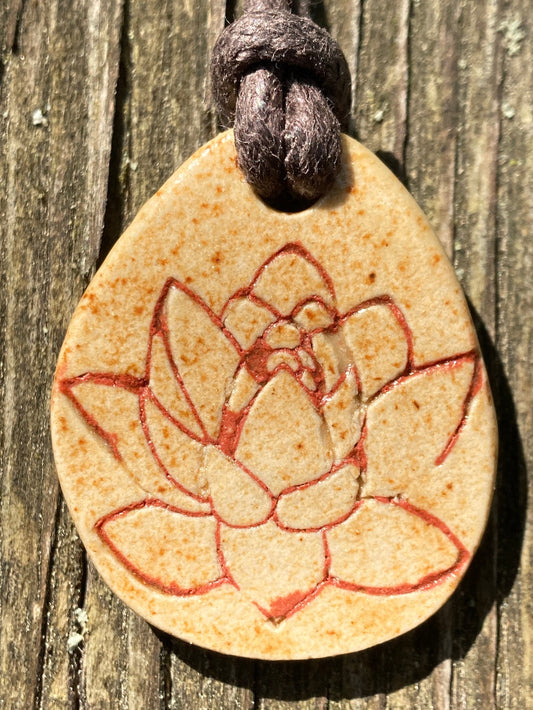 Amulett Lotus zimt