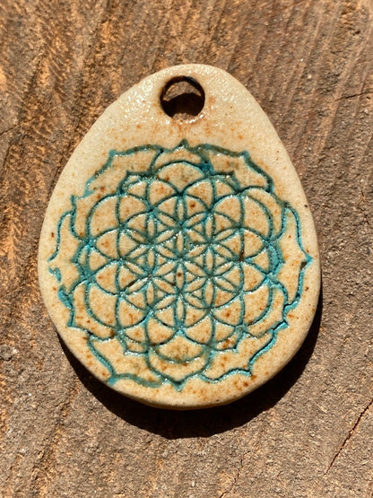 Amulette avec fleur de vie en jade